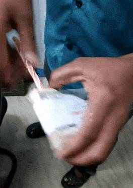 Hogyan vesz el észrevétlenül pénzt egy pénztáros egy lezárt pénzkötegből.