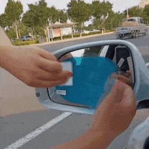 Hidrofób (víztaszító) tükörmatrica.