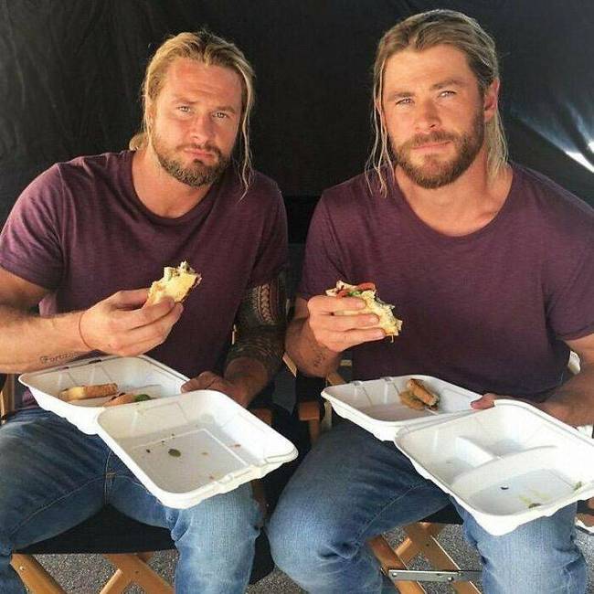Mi lehet jobb egy Thornál? Két Thor! Chris Hemsworth és a dublőrje.