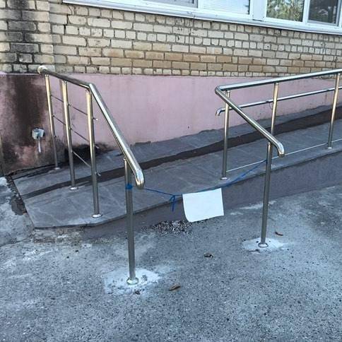 Kíváncsiak lennénk, hogy mi van a papírra írva.