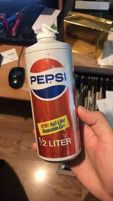 A fél literes visszazárható Pepsis-üveg egyik kezdetleges prototípusa.