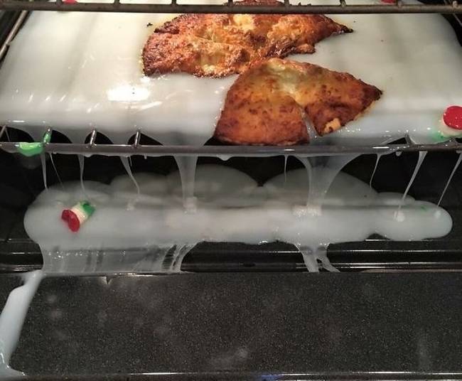 Ahogy műanyag vágódeszkán pizzát sütni sem.