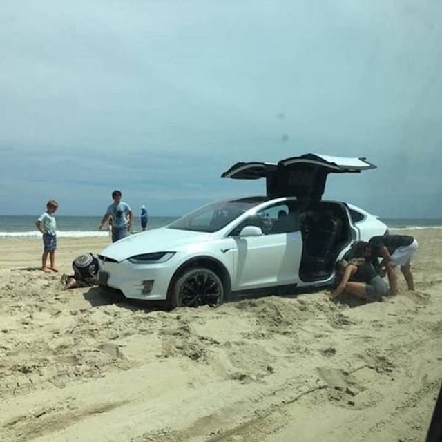 Még a legokosabb önvezető autó sem képes megbirkózni a tengerparti homokkal.