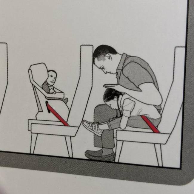A légitársaság grafikusai szerint így néz ki egy gyereküléses kisbaba.
