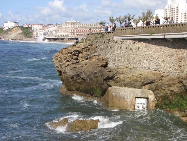 „Ezt a furcsa ajtót a franciaországi Biarritz város tengerpartján láttam egy sziklán."