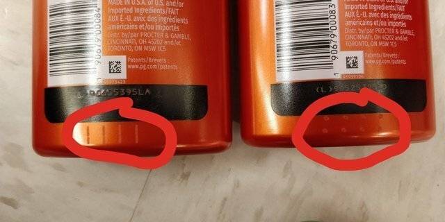 Vakok számára készített jelzés egy sampon és egy kondicionáló flakonján.