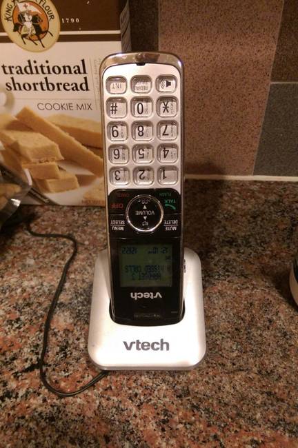 „Nagymamám, és az első vezeték nélküli telefonja.”