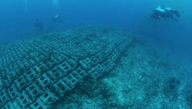 A Bimini út a Bahamákon – ilyen bizarr módon hasadtak meg a part menti sziklák.