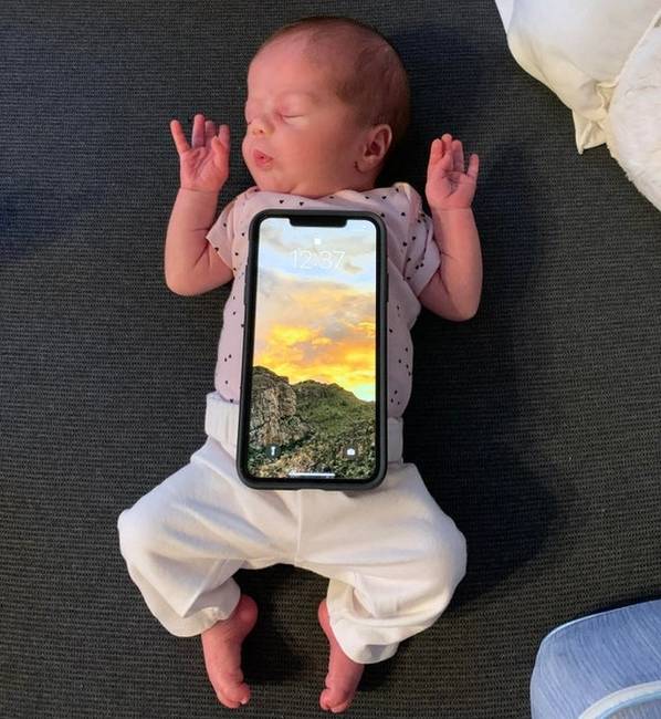 „Az új telefonom mérete egy újszülötthöz képest."