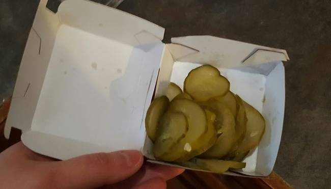 „Nuggetseket rendeltem a Mekiben, és egy doboz savanyúságot kaptam helyette."