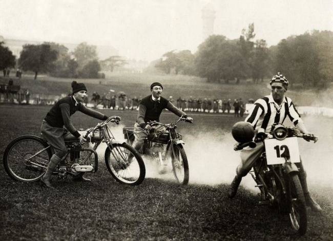 Motorkerékpáros labdarúgás 1923-ban, Angliában.