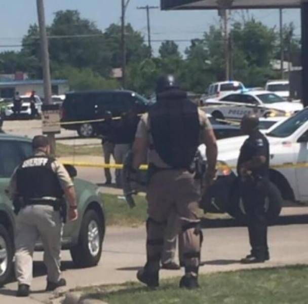 Az oklahomai Tulsa város egyik rendőrtisztje, a kollégáihoz képest. Magassága 210 centi, súlya 150 kiló.