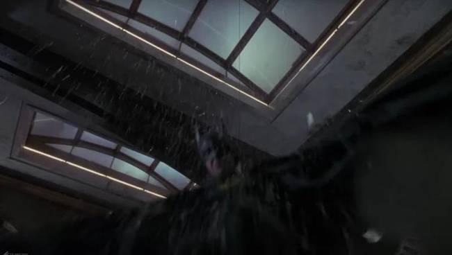 Az 1989-es Batman film múzeumos jelenetében látható a tartókábel, amivel Batman leereszkedik, hogy megmentse Vicki-t Jokertől.