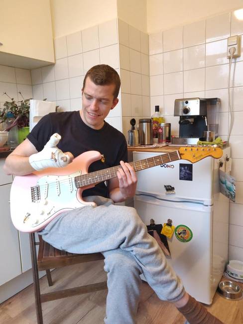 „Egy munkahelyi balesetben elvesztettem két ujjamat azon a napon, amikor megérkezett az új gitárom."