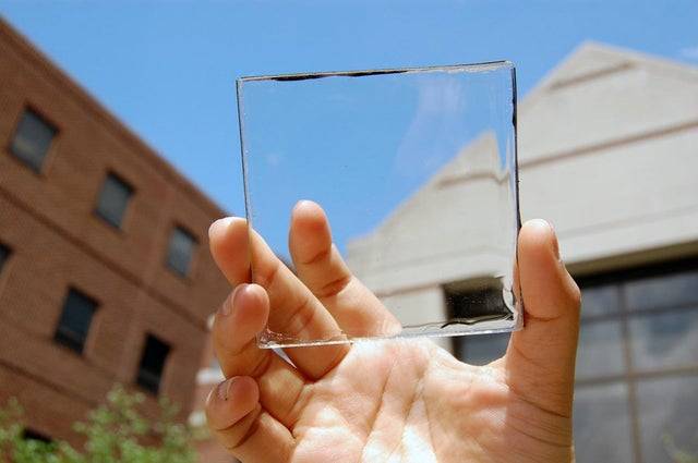 Íme a napelemek jövője: az átlátszó napelemek. Pár év múlva akár minden ház ablaka ilyen napelemekből készülhet majd.