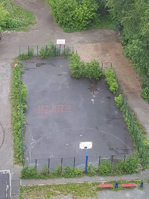 Valamiért nem tudtak egy teljes kosárlabdapályát csinálni.