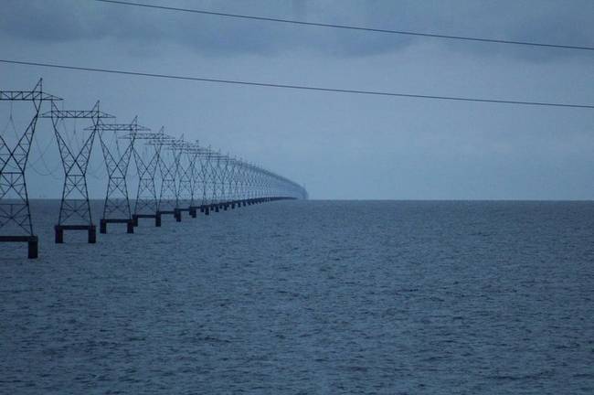 A Pontchartrain tavon (Louisiana, USA) keresztülfutó nagyfeszültségű távvezetékek oszlopain jól látható a Föld görbülete.