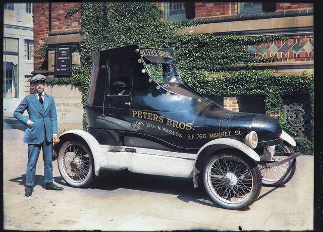 Egy cipész promóciós autója San Franciscoban, 1922-ben. (színezett)