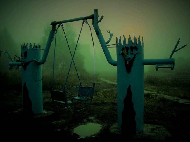 Egy játszótér, ami akár egy horror film moziplakátjának háttere is lehetne.