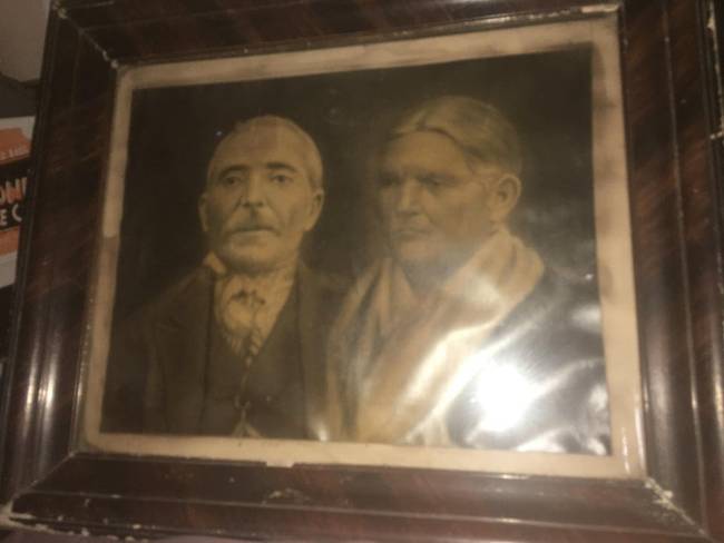 „A szekrényben találtam egy képet, amint az üknagymamám és az üknagypapám láthatók az 1880-as években."