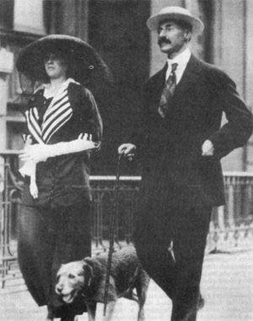 John Jacob Astor, amerikai üzletember, a 19 éves várandós felesége Madeleine, és kutyájuk, Kitty, amint épp a Titanic fedélzetére igyekeznek, 1912-ben. A férfi és kutyája nem élték túl a katasztrófát, ám Madeleine-nek sikerült megmenekülnie és később egészséges gyermeknek adott életet.