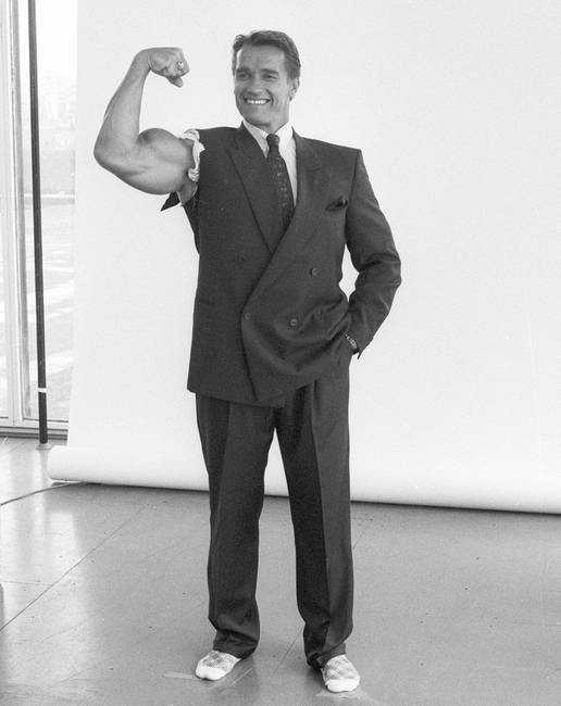 Arnold Schwarzenegger olyan erős, hogy az öltönye sem bírta. (1986)