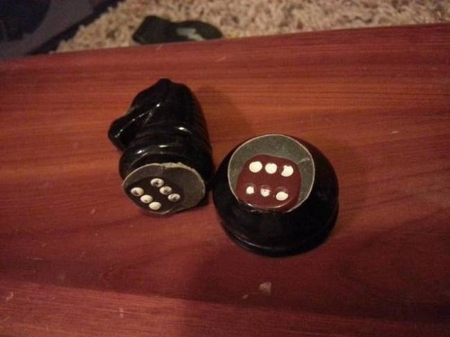 Egy sakkbábu, ami előző életében dobókocka volt.