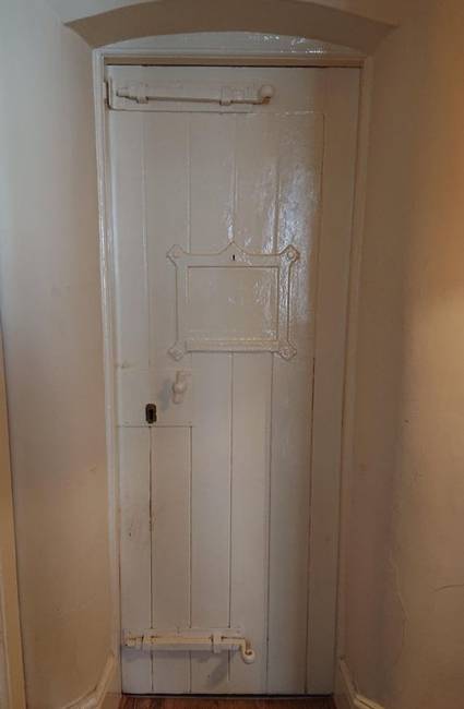 „A lakásom régen egy rendőrőrs volt. Most is az eredeti cellaajtók vannak a házban, csak annyi, hogy fehérre festették őket."