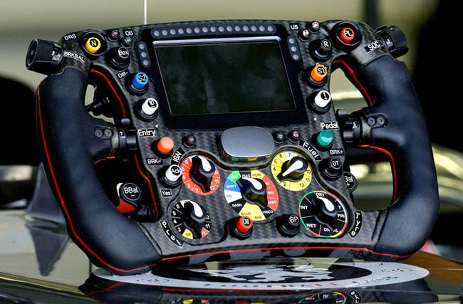 Egy Formula 1-es autó kormánya.