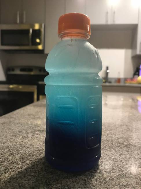 Fagyasztóban felejtett Gatorade üdítőital, ami színátmenetessé változott.