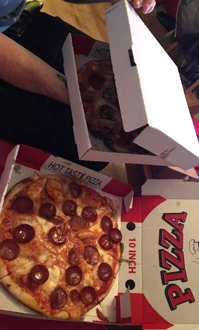 Egy pizzás doboz, amit úgy tűnik, hogy 'kifordítva' raktak össze. *javítva