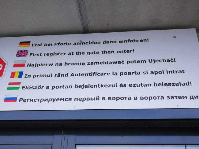 Kézenfekvő utasítás egy német repülőtéren.