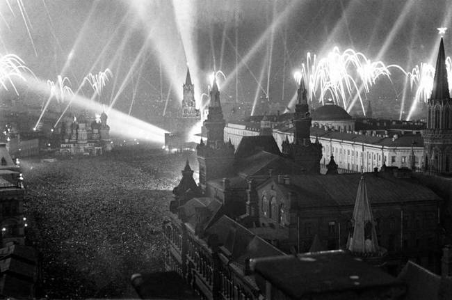 Győzelmi tűzijáték a moszkvai Vörös téren, miután bejelentették a világháború végét 1945-ben.