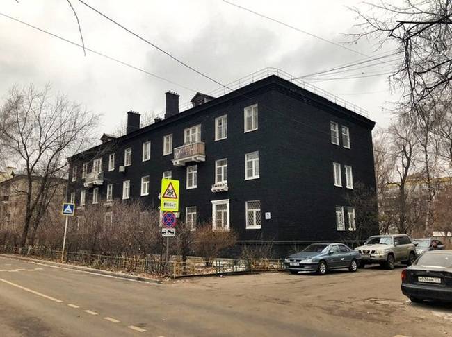 Egy teljes egészében fekete színű társasház Oroszországban.