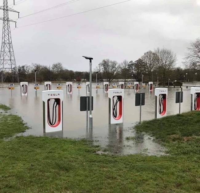 Elektromos autó töltés térdig vízben állva? Mi lehet ennél biztonságosabb?!