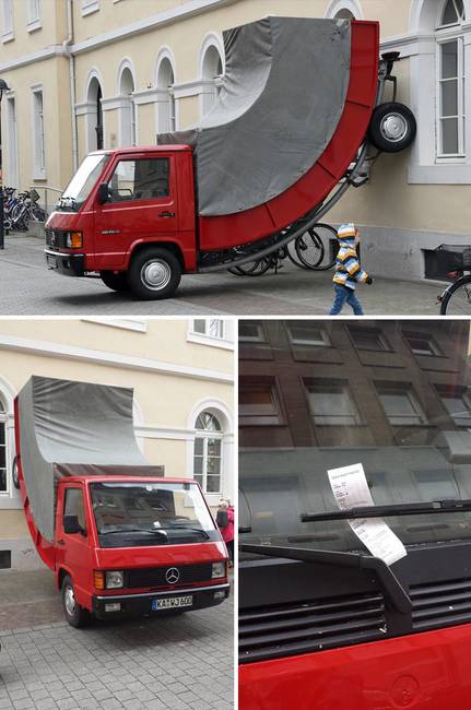 Nem volt egyértelmű a parkolóőrnek, hogy ez egy szobor, így megbüntette.
