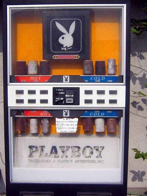 Az is nagy csoda, hogy létezik egyáltalán Playboy márkájú kávé, de Japánban még külön automatái is vannak.