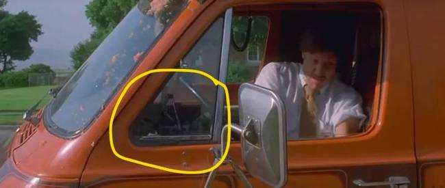 A Nevetséges Napóleon című filmben, amikor Napóleon narancsot dob Rico bácsikájának autójára, láthatóvá válik a kamera az autó ablaküvegének tükröződésében.