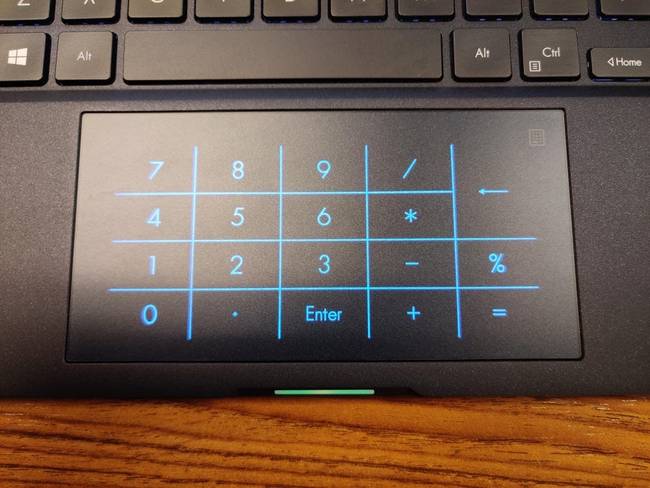 Ennek a laptopnak egy megvilágított numerikus billentyűzete van a touchpadon.