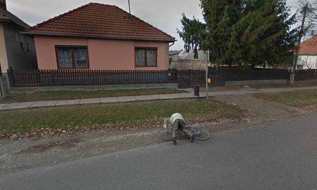 Csakhogy egy kis hazai is legyen a listán: a földön fekvő biciklisek igazi hungarikumoknak számítanak a Google utcatérképén.