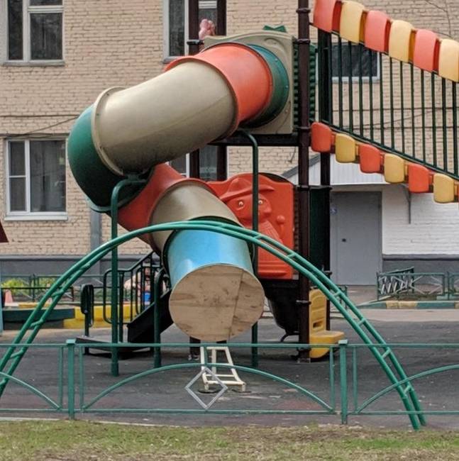 Így lehet egy játszótéri csúszdából halálos csapdát készíteni.