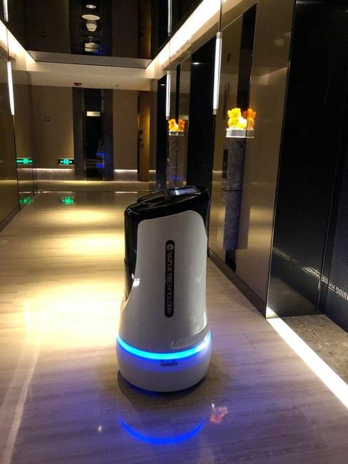 Ez a szállodai robot vizet szállít a szobákba.