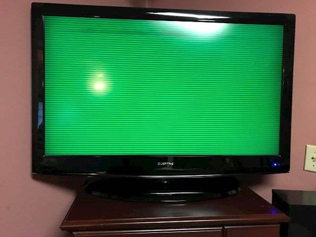 „A karantén első napja: a tévénk tönkrement. Nagyszerű."