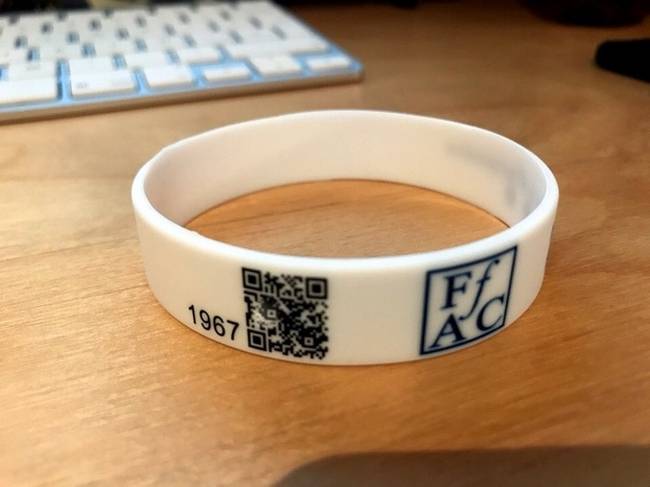 Spanyolországban az egészségügyi problémákkal küzdő emberek ilyen karkötőket kapnak. Miután a mentős leolvassa a rajta látható QR kódot, minden beteggel kapcsolatos adatot azonnal látni fog.