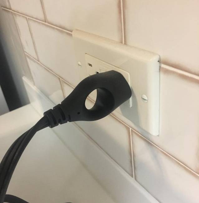 Ebben a csatlakozóban egy külön hézag van az ujjunknak, ami megkönnyíti a kihúzását.