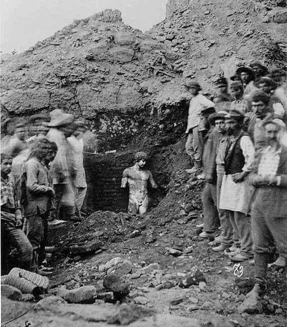 Az Antinoosz-szobor ásatása 1894-ben, Görögországban.