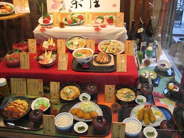 Ennek a japán étteremnek a kirakatában az ételek élethű másai láthatók, hogy a vendégek könnyebben tudják eldönteni, mit is szeretnének enni.