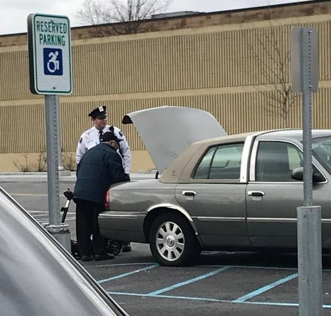 A bevásárlóközpint biztonsági őre minden nap segít felülni a motoros kerekesszékére ennek a 94 éves háborús veteránnak, hogy kávézni és ebédelni tudjon menni a barátaival.