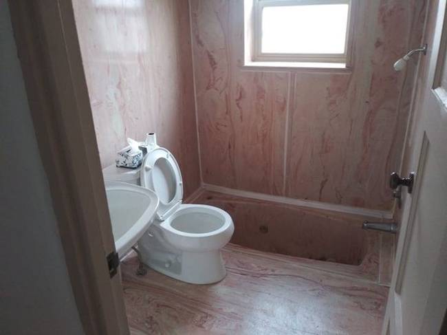 Elkapkodott megoldásnak tűnik ez a padlóba süllyesztett kád, közvetlenül a WC mellett.