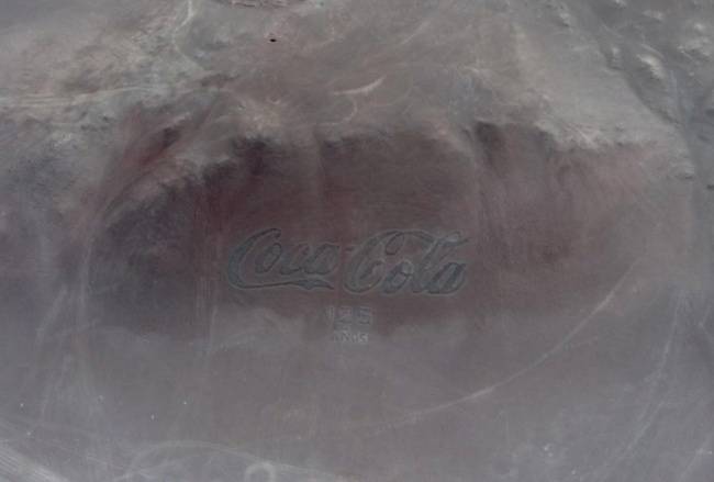 Coca Cola logó egy hegy oldalán.